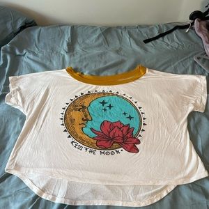 kiss the moon tee